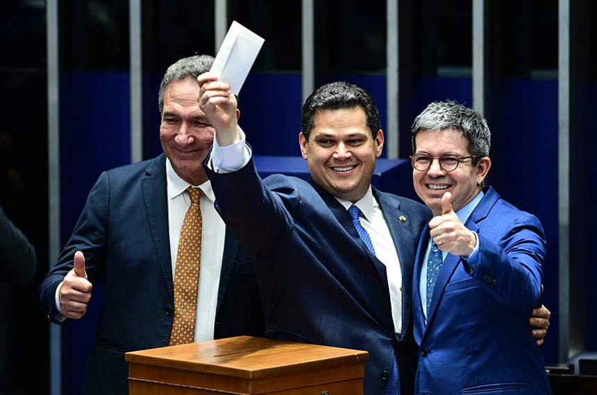 Davi Alcolumbre entre Lucas Barreto e Randolfe Rodrigues) durante a votação neste sábado