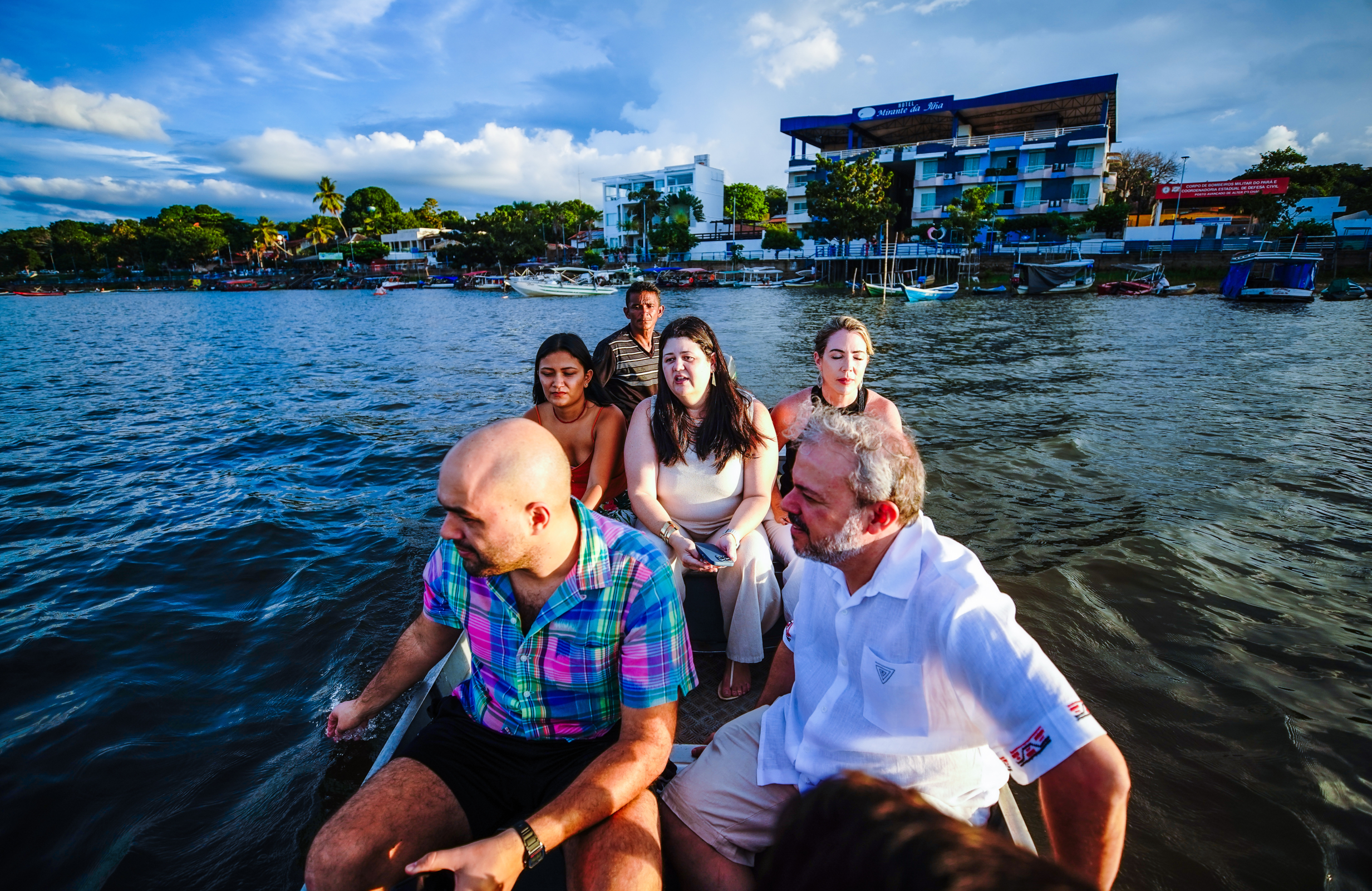 Pessoas em um barco conhecendo a região do Pará