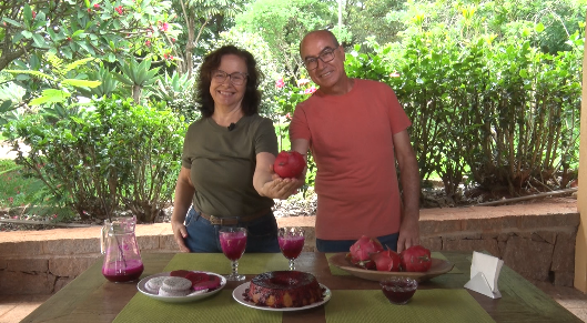 Casal segurando uma pitaia