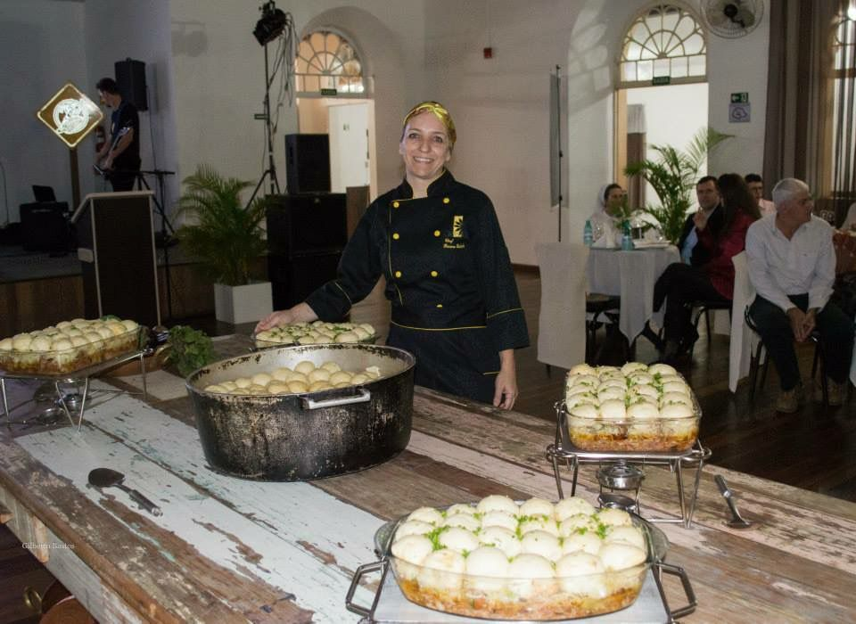 Empresária em frente a uma mesa com Pães no Bafo de Palmeira