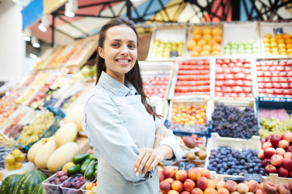 Mulher em banca de frutas Mulher em banca de frutas