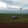 Camionete andando pelo campo