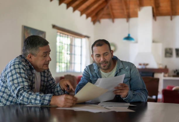 Contador e produtor rural com recibos na mão