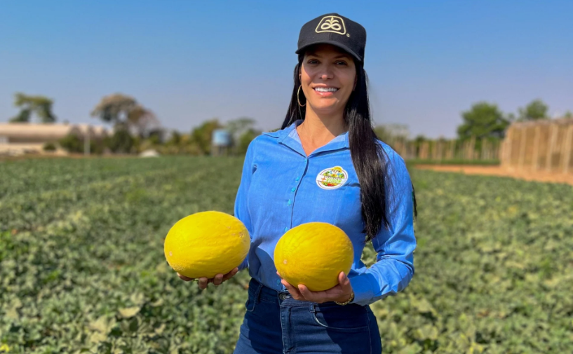 Produtora rural em plantação