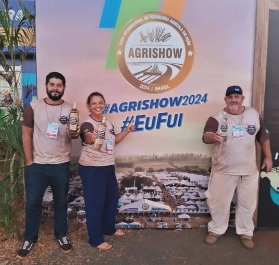 Painel da Agrishow 2024 com três pessoas posicionadas à frente