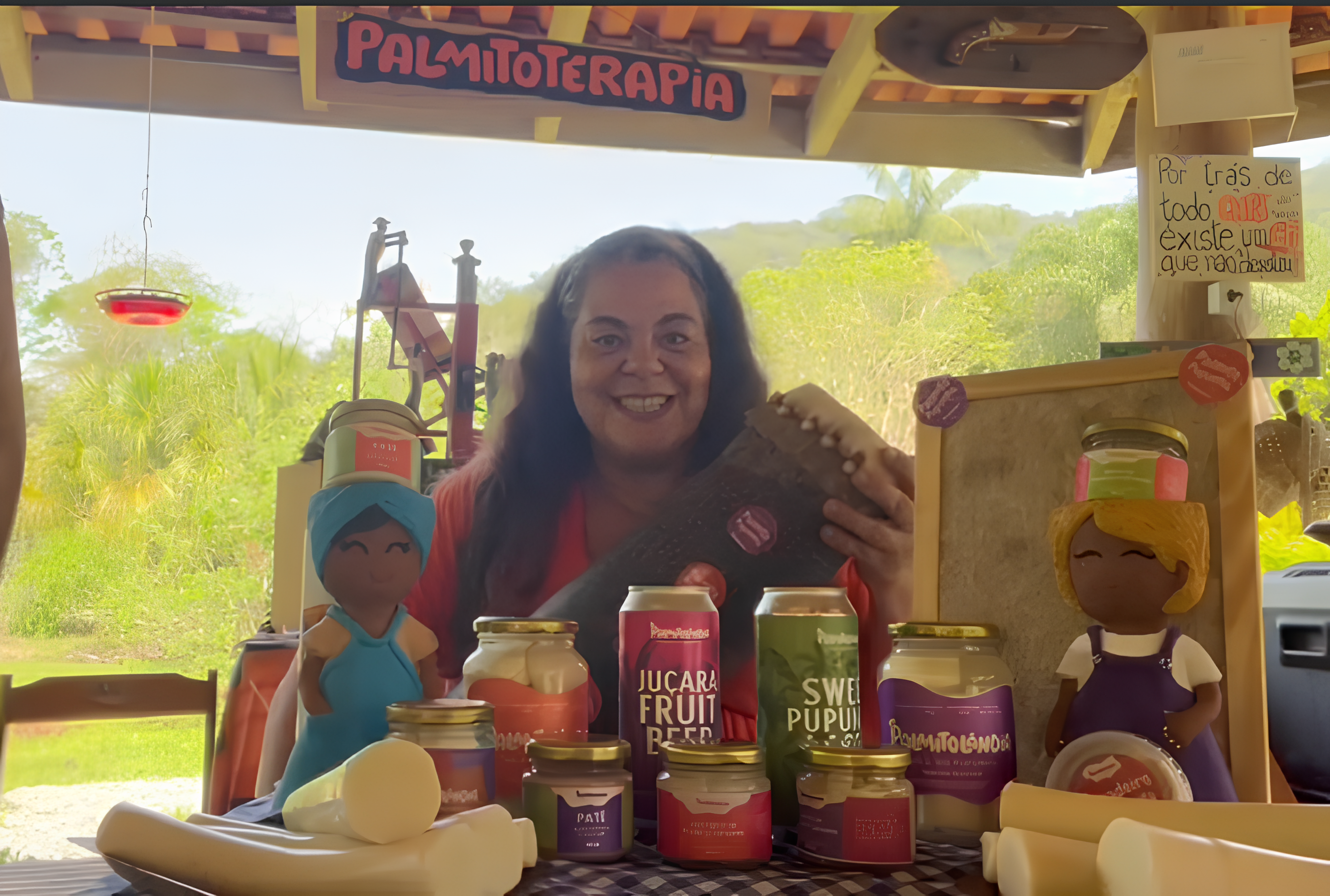 Mulher apresentando todos os produtos da Palmitolândia