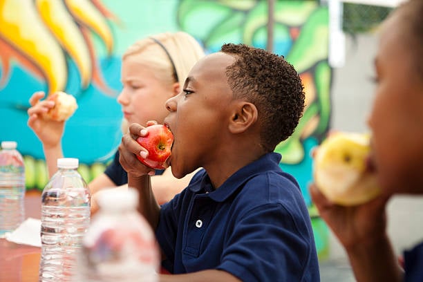 Crianças comendo frutas