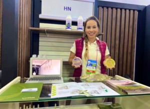 Mulher mostrando produtos
