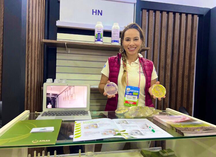 Mulher mostrando produtos