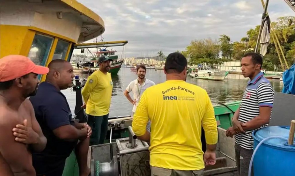 Embarcação é apreendida por pesca predatória em reserva de Niteroi Embarcação é apreendida por pesca predatória em reserva de Niteroi