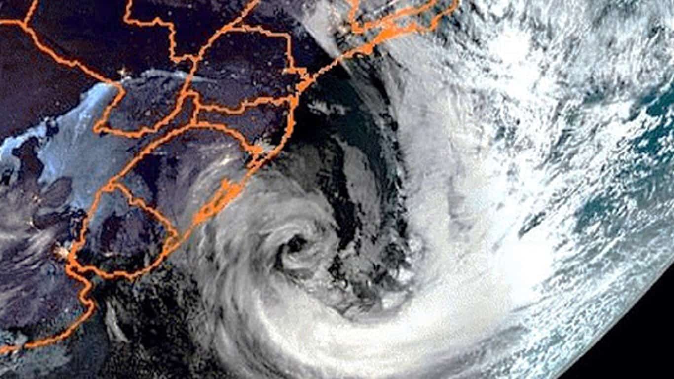 Frente fria avança e ciclone extratropical provoca ventos fortes