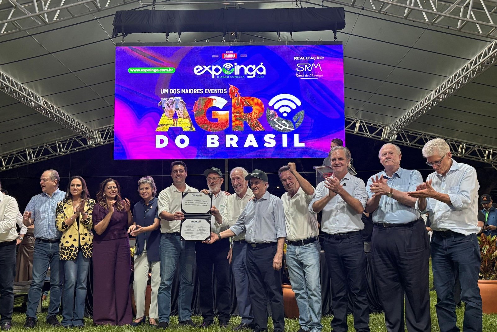 Governador e lideranças do agro do Paraná comemoram a parceria firmada na Expoingá