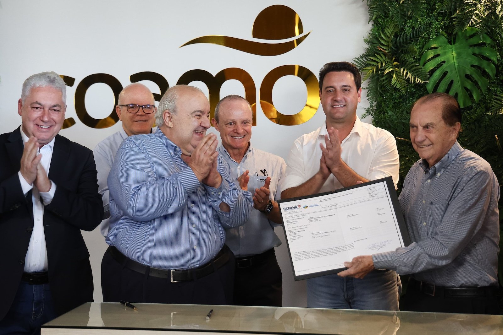 Governador Ratinho júnior e equipe entregam a liberação da planta industrial aos dirigentes da Coamo.