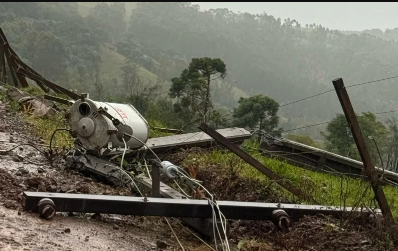 Postes caíram após a passagem do tornado
