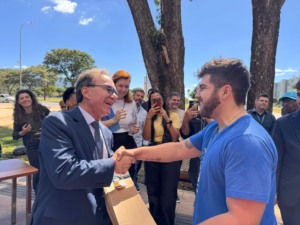 Dois homens se cumprimentando em um evento em Brasília