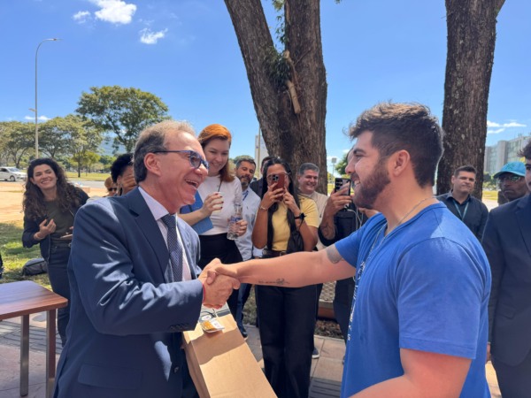Dois homens se cumprimentando em um evento em Brasília