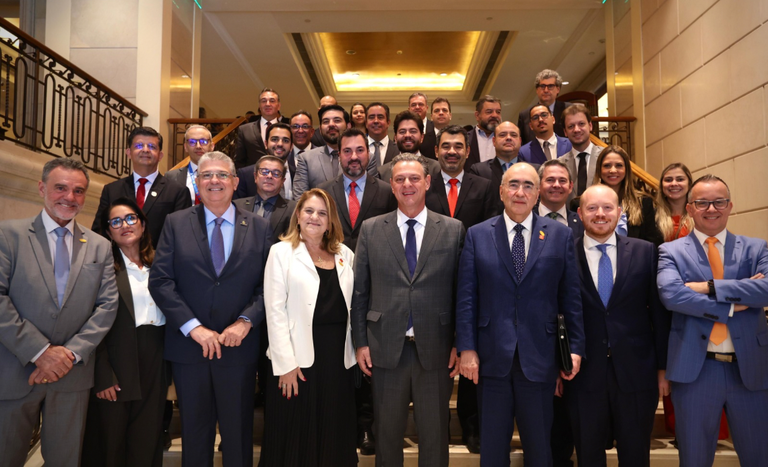 Entidades e representantes do governo brasileiro reunidos na China