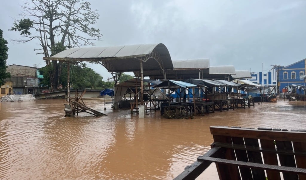 Rio Subaé transborda, água invadiu residências e prédios comerciais em Santo Amaro, Bahia Rio Subaé transborda, água invadiu residências e prédios comerciais em Santo Amaro, Bahia