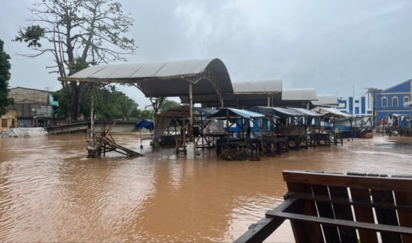 Rio Subaé transborda, água invadiu residências e prédios comerciais em Santo Amaro, Bahia