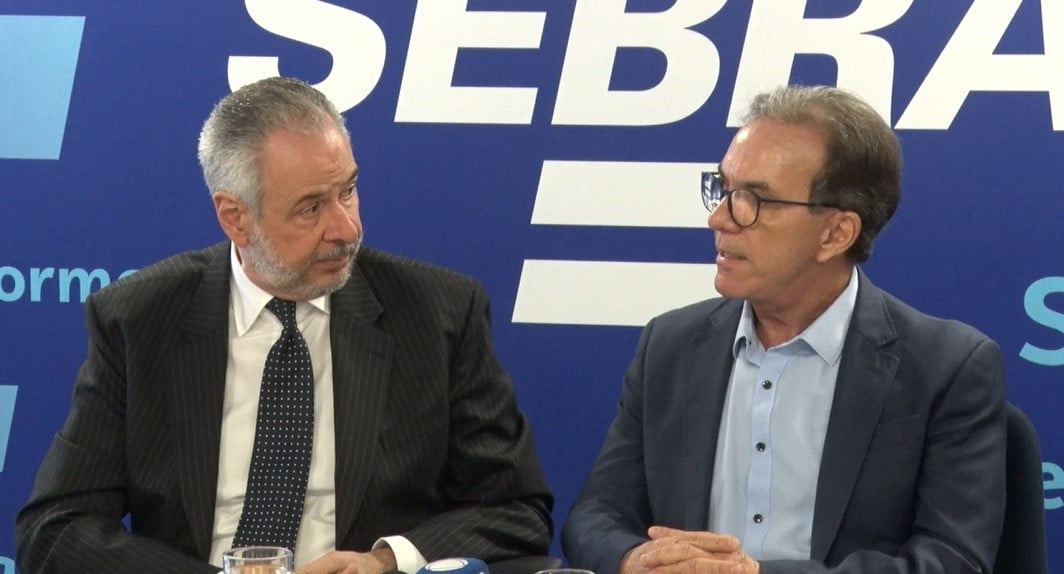 dois homens de terno em um entrevista coletiva