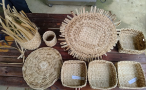 Grupo do quilombo Peropava usa tronco da bananeira para produzir cestos e tapetes. Foto: Arquivo Pessoal 