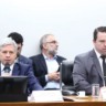 Ministro Paulo Teixeira durante comissão