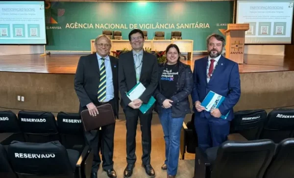 Carlito Merss (esq.) e Layla Caldas participam de reunião com representantes da Anvisa. Foto: divulgação/Sebrae