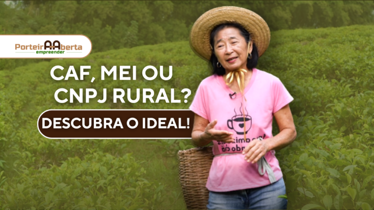 Uma mulher que está usando chapéu, uma blusa rosa e calça jeans. No fundo da foto, há uma plantação de chás.