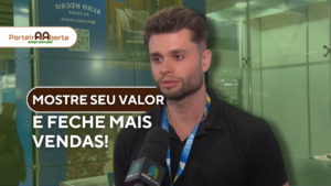Um homem com o fundo da feira Anuga