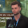 Um homem com o fundo da feira Anuga