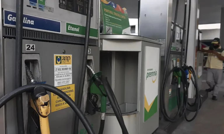 bombas de etanol e gasolina em posto de combustíveis