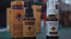 duas embalagens de própolis liquido, uma em que usa em conta gotas e outra em spray
