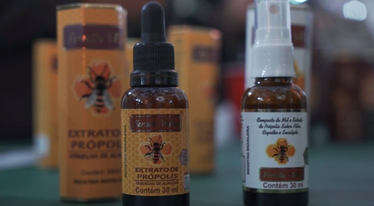 duas embalagens de própolis liquido, uma em que usa em conta gotas e outra em spray