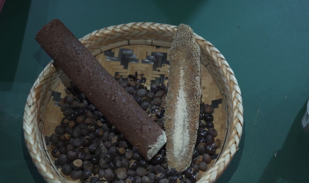 uma bacia feita de palha com a sementes de guaraná de maués