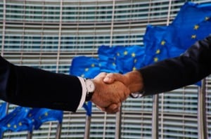 apertro de mãos com membro da União Europeia (UE)