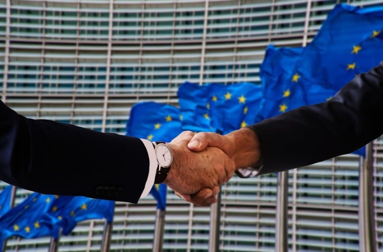 apertro de mãos com membro da União Europeia (UE)