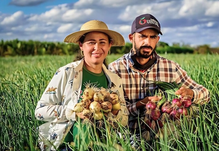 Uma mulher e um homem no campo