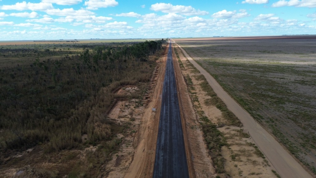 Estrada da Linha Branca sendo pavimentada, distrito Rosário, em Correntina, Oeste da Bahia