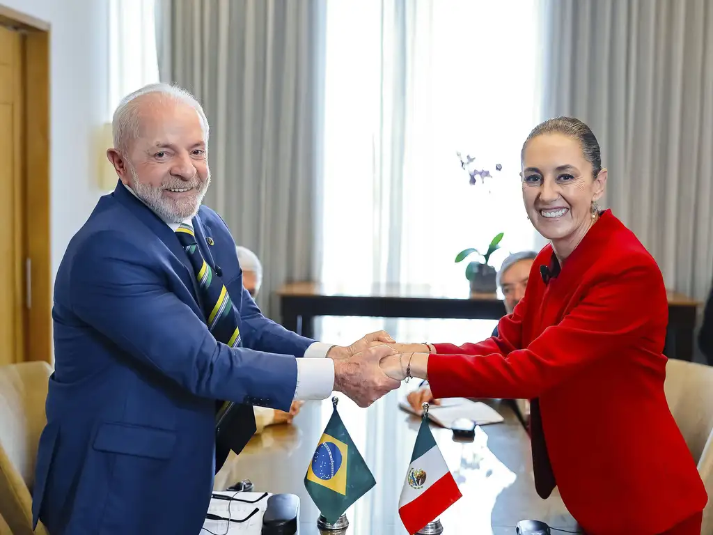 Ameaçados por tarifaço, Brasil e México discutem aproximação comercial