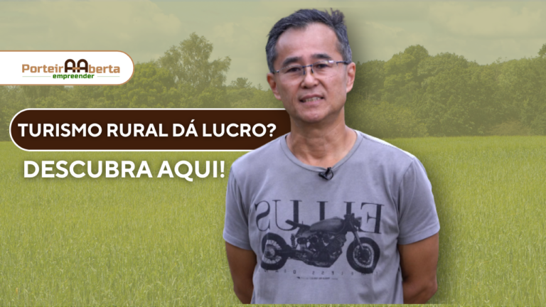 Um homem de camiseta cinza em meio à plantação de junco