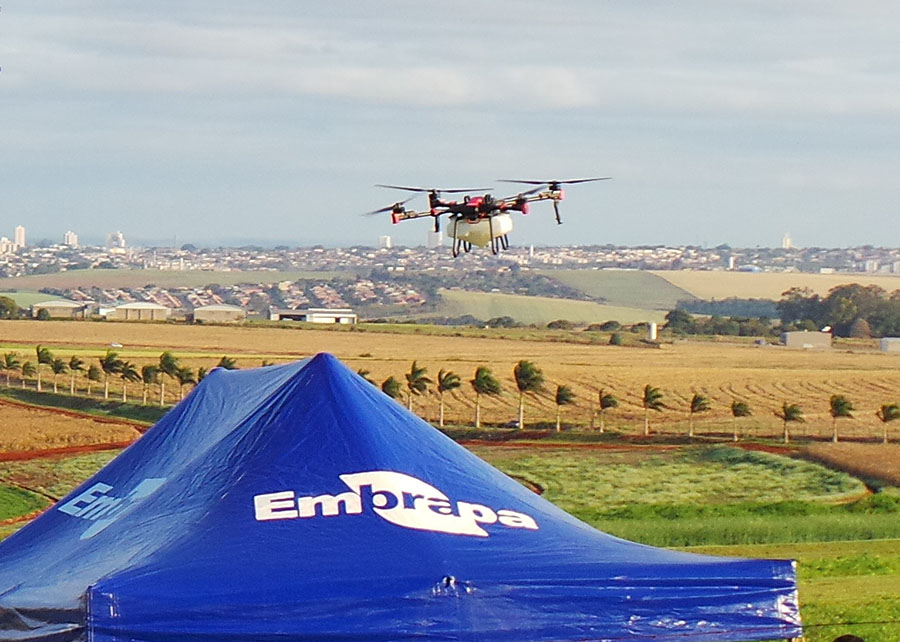 Drones ‘conquistam’ as lavouras e transformam a pulverização no campo