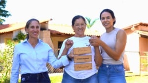 Com 60 mil aves, Flávia Mendes cuida de granjas de frango caipira em Uberaba (MG) e mostra como a avicultura mudou a história da família