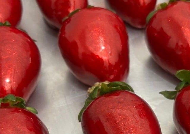 'Morango do amor' viraliza nas redes e impulsiona lucro de confeiteiros e produtores