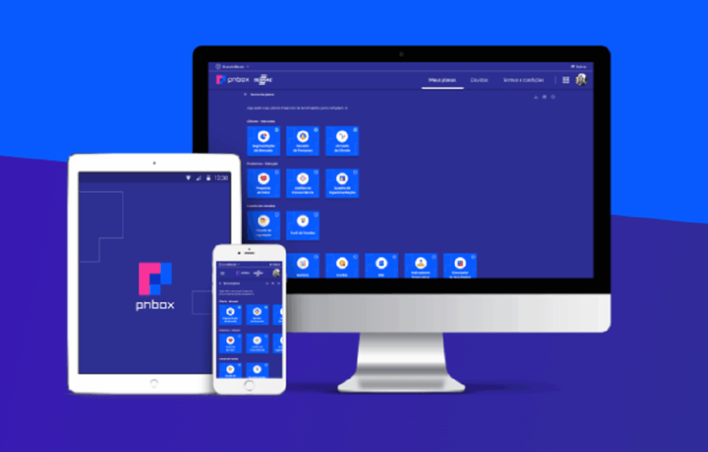 Na foto, há um tablet, um celular e um computador e no da tela há o logo e página principal do PNBOX Na foto, há um tablet, um celular e um computador e no da tela há o logo e página principal do PNBOX