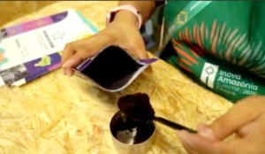 Uma mulher mostrando o açaí em pó