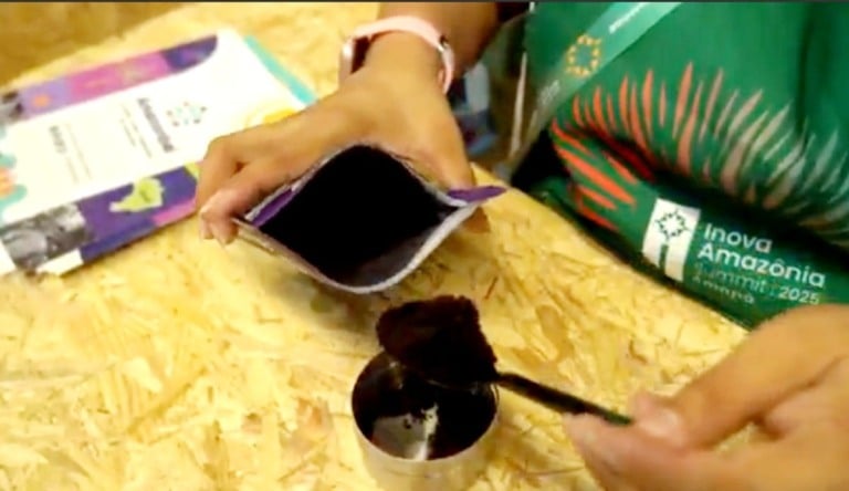 Uma mulher mostrando o açaí em pó