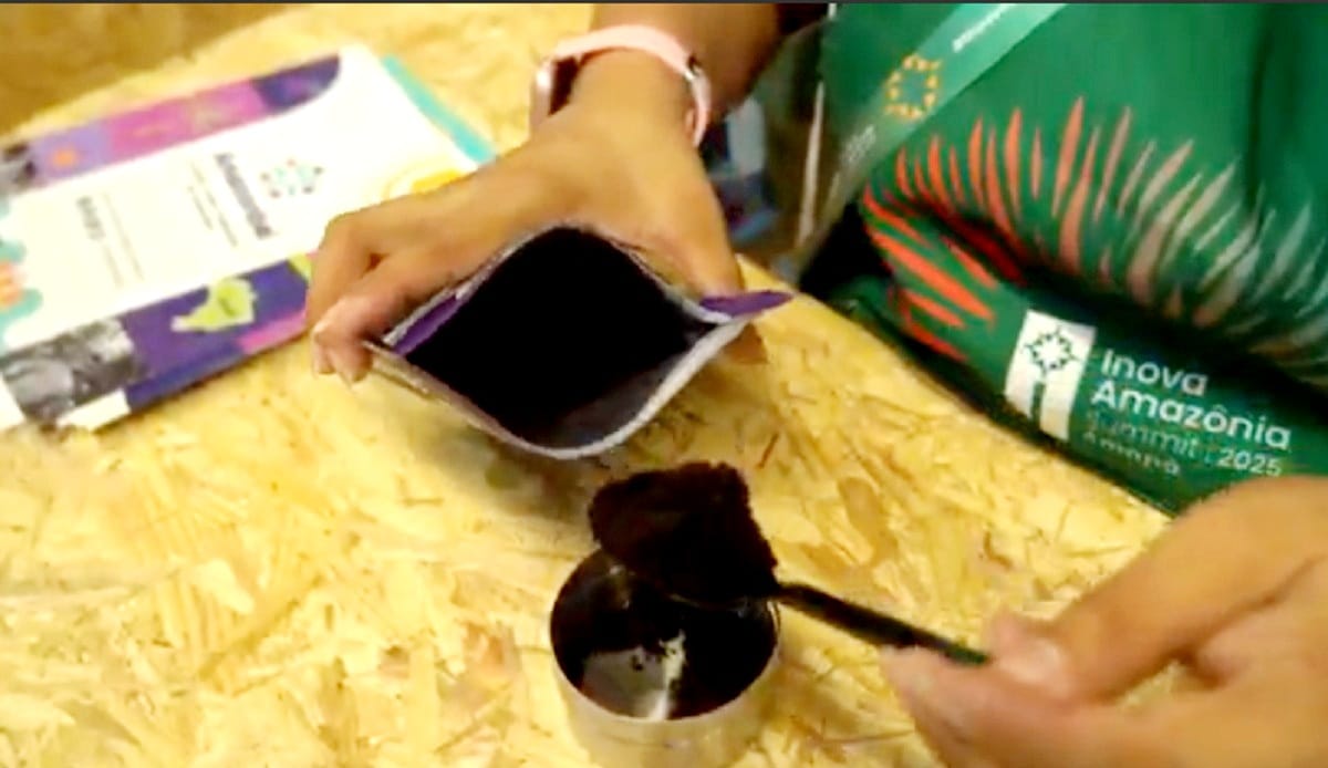 Uma mulher mostrando o açaí em pó