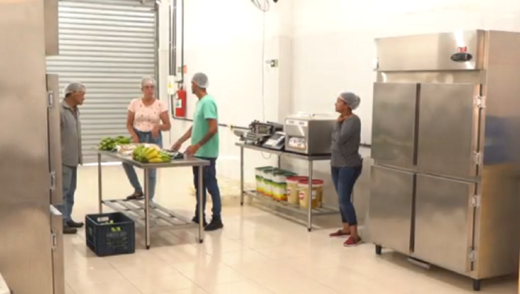 Na agroindústria Ouro Verde, estão quatro cooperados