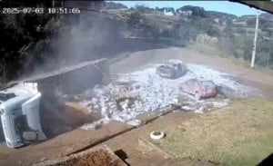 caminhão carregado de leite tomba em estrada no Rio Grande do Sul