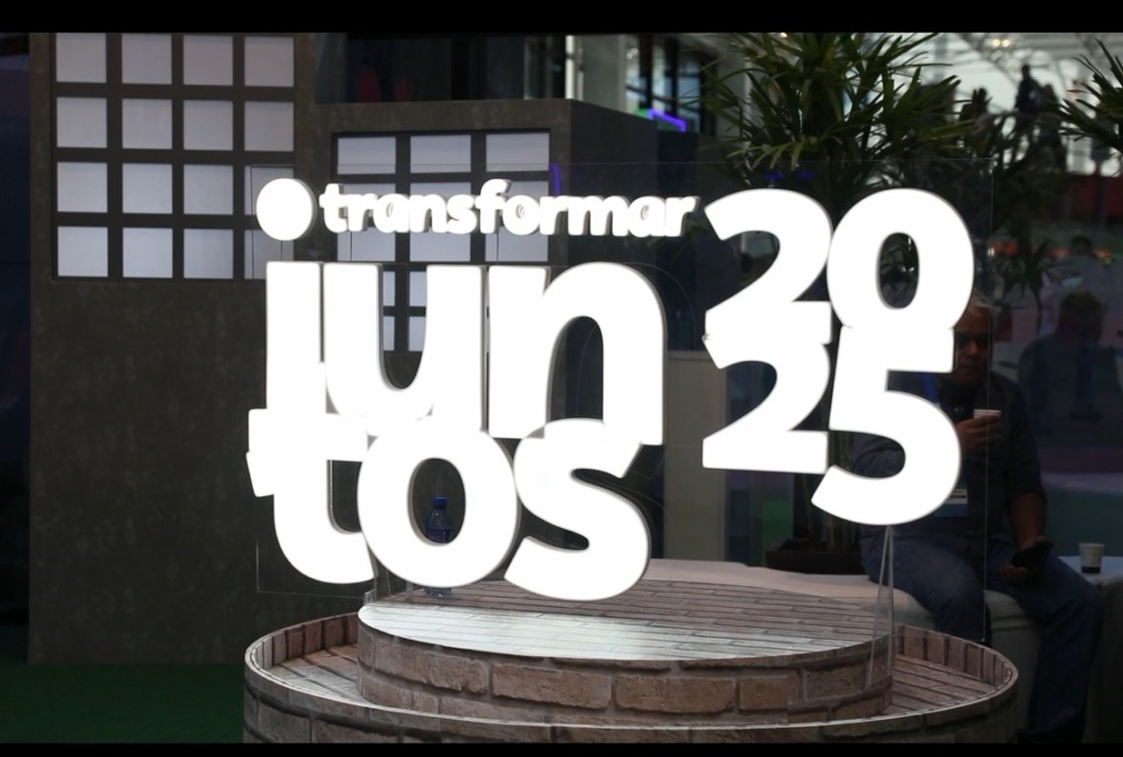 A foto tem o nome do evento: "Transformar Juntos 2025"
